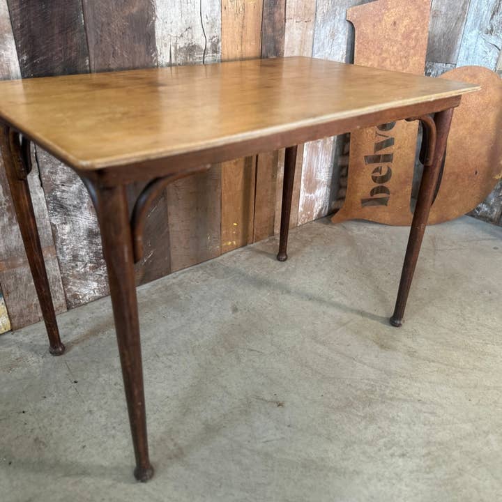 Table de cuisine et de salle à manger en bois courbé Art Nouveau antique pour la vente par belvoir