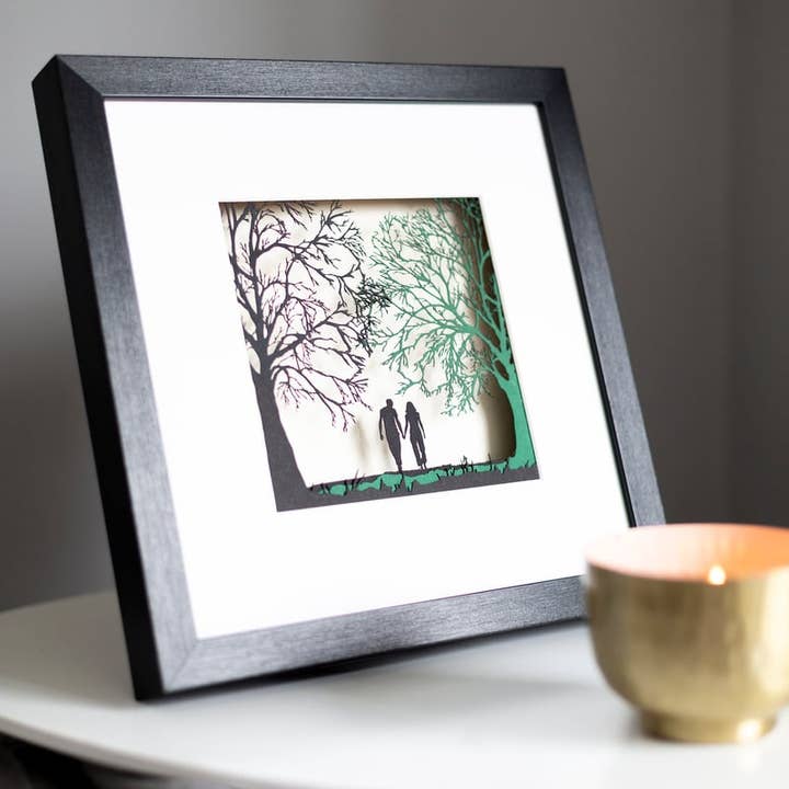 Inramad Papercut Bild Av Ett Par Som Går I Skogen för wholesale av For Me and For You