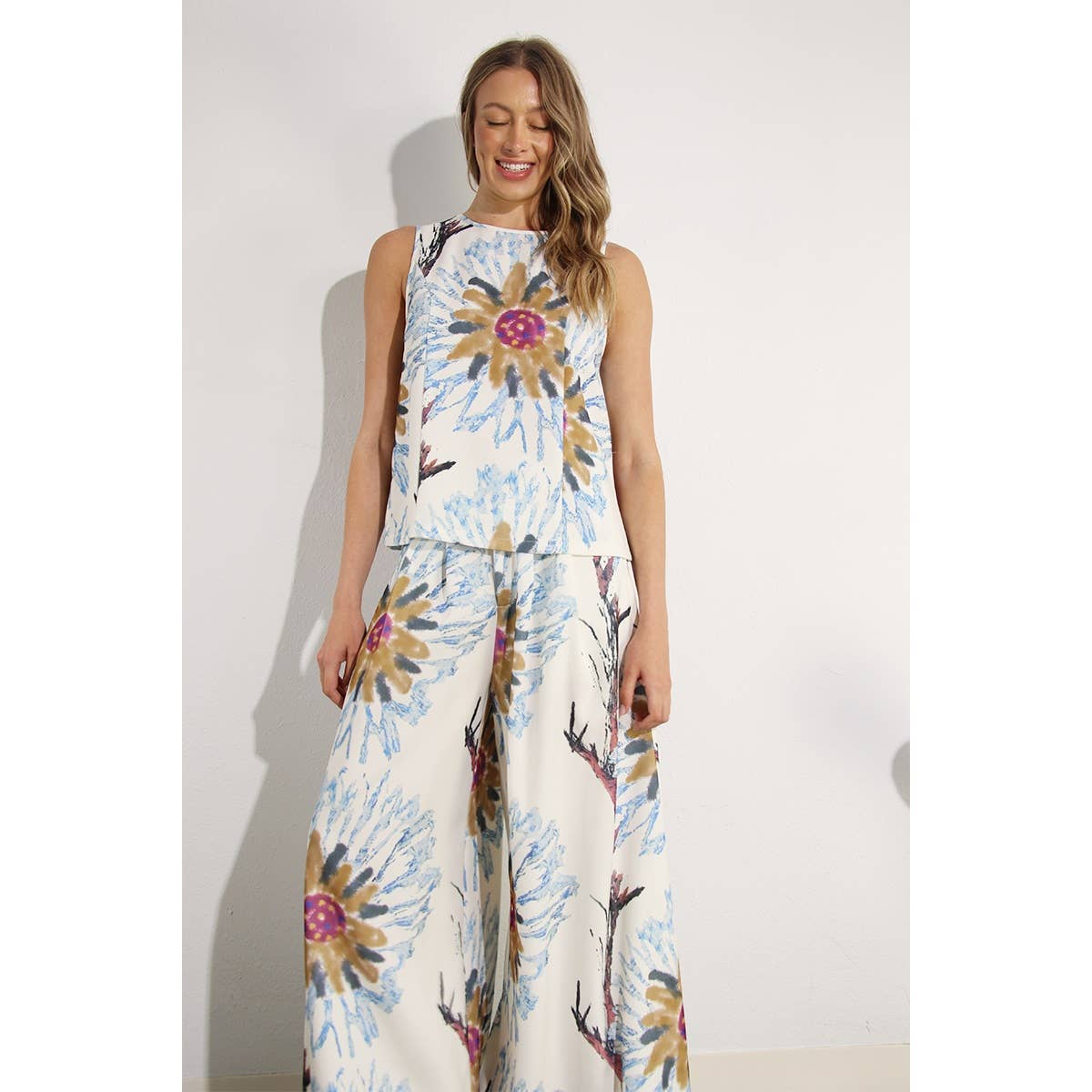 MULTI MOUWLOZE TOP- EN BROEKSET MET ZONNEBLOEMPRINT voor groothandel op Faire9