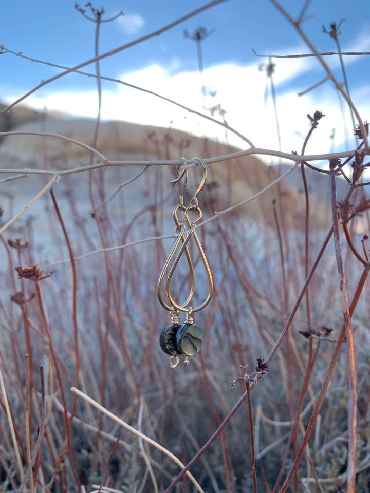 Créoles en pierre •Abalone pour la vente par Woods to Wire