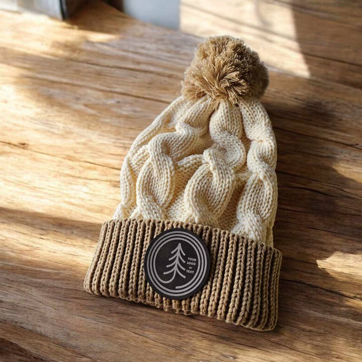 Bonnet en tricot à pompons torsadés avec patch cousu sur mesure R141 pour la vente par Mad River