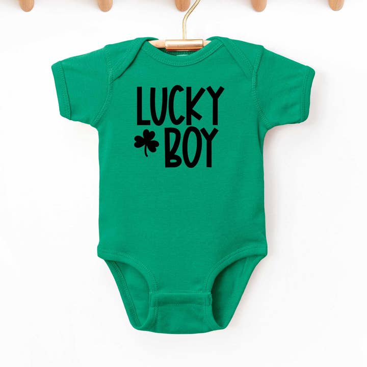 Lucky Boy | Baby Graphic Kortärmad Onesie för wholesale av The Juniper Shop Wholesale