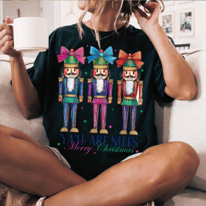 NVC Ecommerce LLC - Vente T-shirt à imprimés – femme - T-shirt Glitter Nutcracker Friends, pull de Noël rose6
