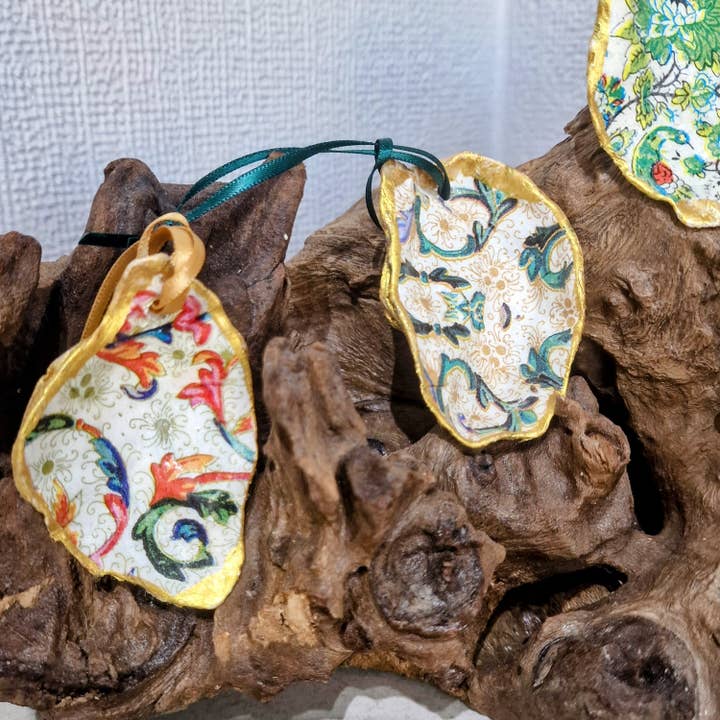 Bee my Oyster - Wholesale Ornament Set - Christmas Ornaments 4 x William Morris Oyster Shell Hanging
