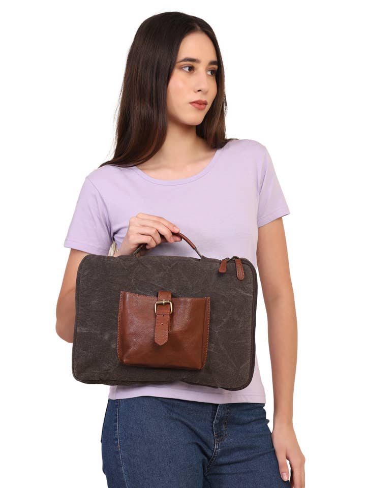 CAPA PARA PORTÁTIL EXPLORER, CHOCOLATE M-1849 (COURO ORIGINAL) por atacado de Mona B.