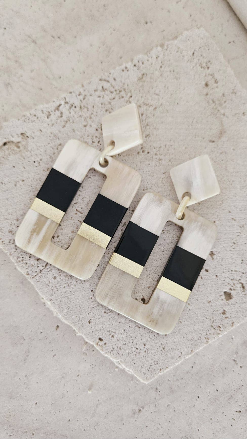 Le Coin Sauvage - Wholesale Dangle Earrings - Hoop Earrings in Horn - O - Black & Gold4