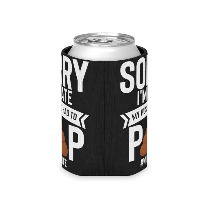 Teegarb LLC - Wholesale Isolators voor dranken/huggers en koozies - Bier Can Cooler Sleeve Novelty Late Mijn man moest poepen Sarcasme Uitspraken Minnaar Hilarische sardonische ironische echtgenoot Catchphrase Lover13