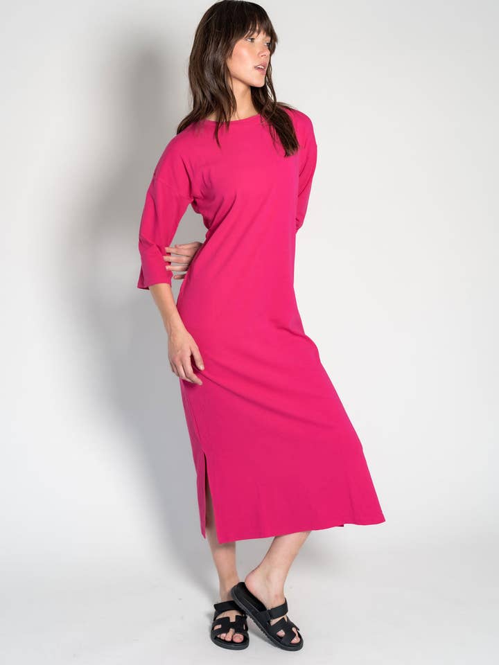 Robe t-shirt midi en jersey avec fentes latérales pour la vente par Recollection Brand