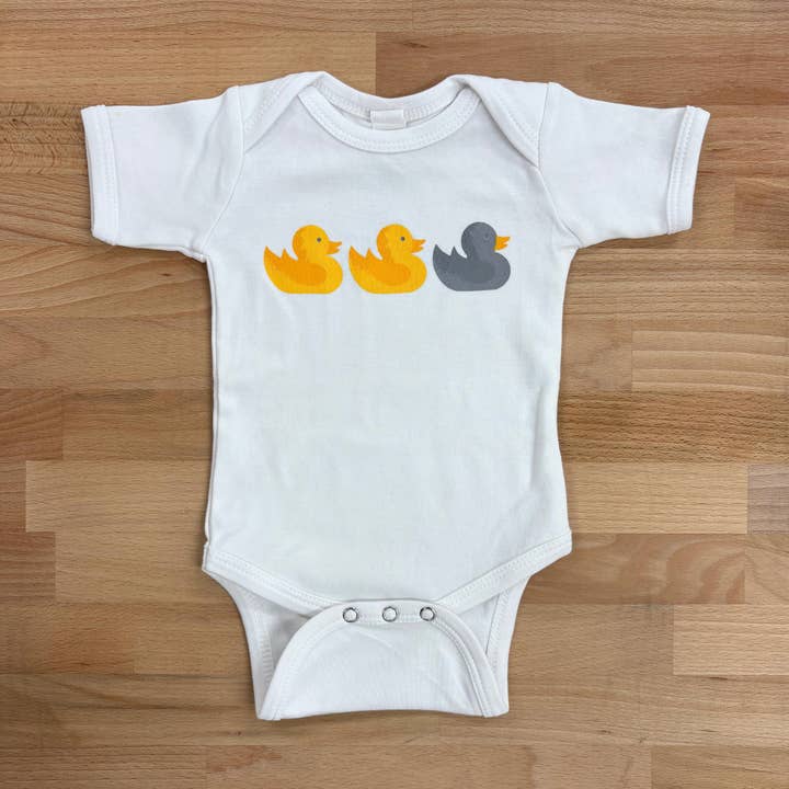 Body bébé "Duck Duck Gray Duck", vêtements pour bébé du Midwest pour la vente par Sweetpea and Co.