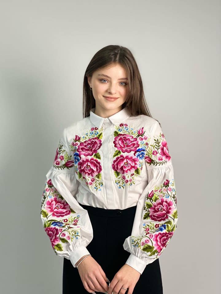 Kvinders broderet bluse Flower Field Pink for engroshandel hos Folkmoda