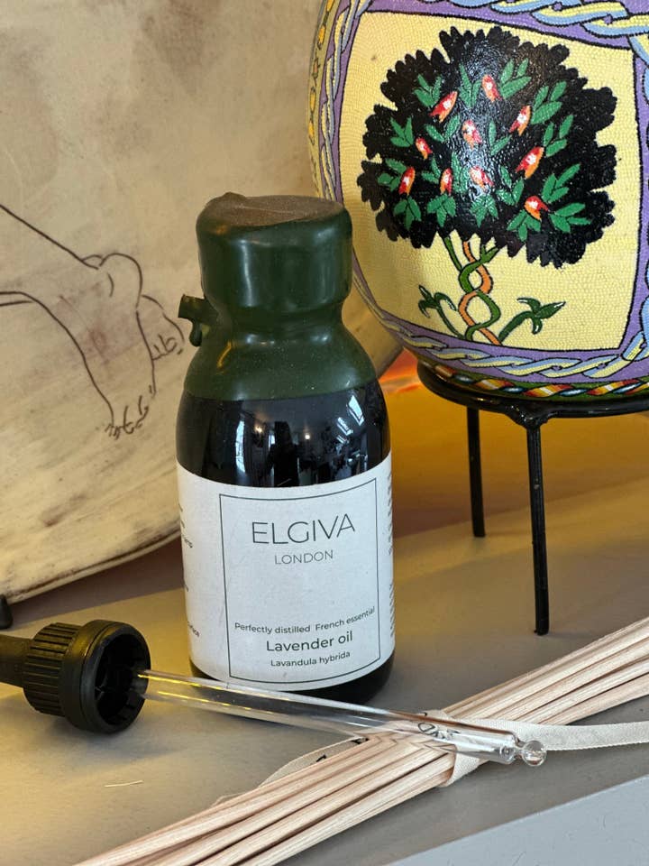 Signature Wax Topped 100ml bottle, Diffuser Sticks, Pipette + (optional) Lavender Sachet for wholesale by Elgiva London