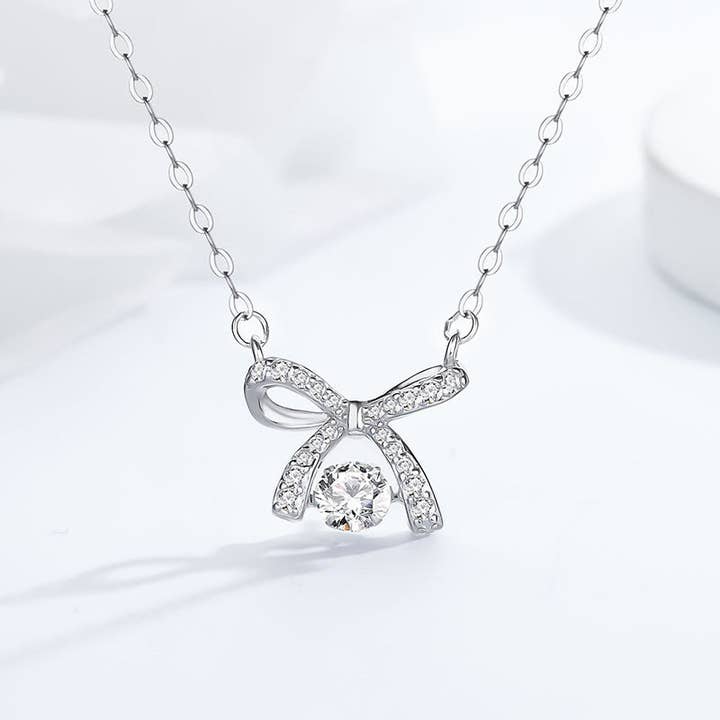 Collier en pierre dansante Bow Bowknot en argent sterling 925 pour la vente par Perimade & Co. LLC