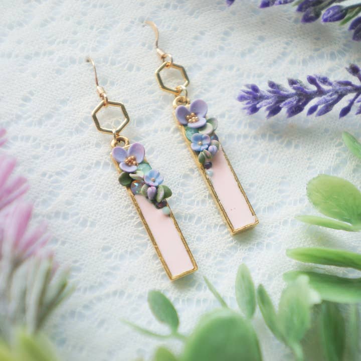 Floral Bar Ohrringe (rosa Hintergrund) für den Großhandel von Colourful Blossom