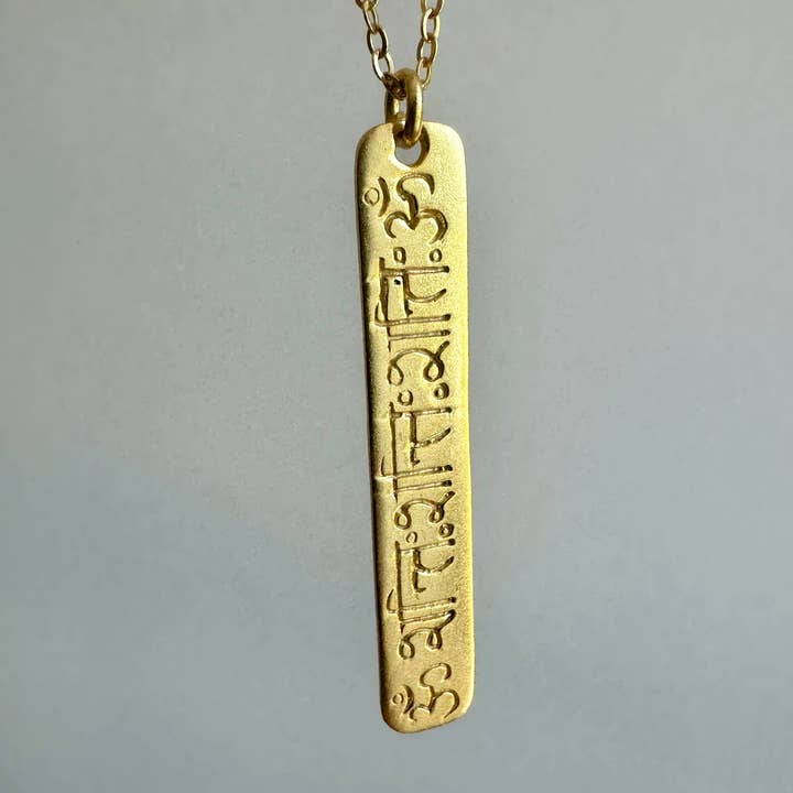 Collar con dije Om Shanti dorado para meditación y mantra de oración para venta al por mayor de Anokhi Green | Handmade Gemstone Jewelry