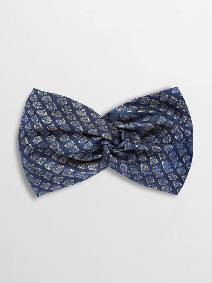 Isa Print Silk Twist Pandebånd - Navy Elephant for engroshandel hos AMARIS - Sustainable Womens Resortwear
