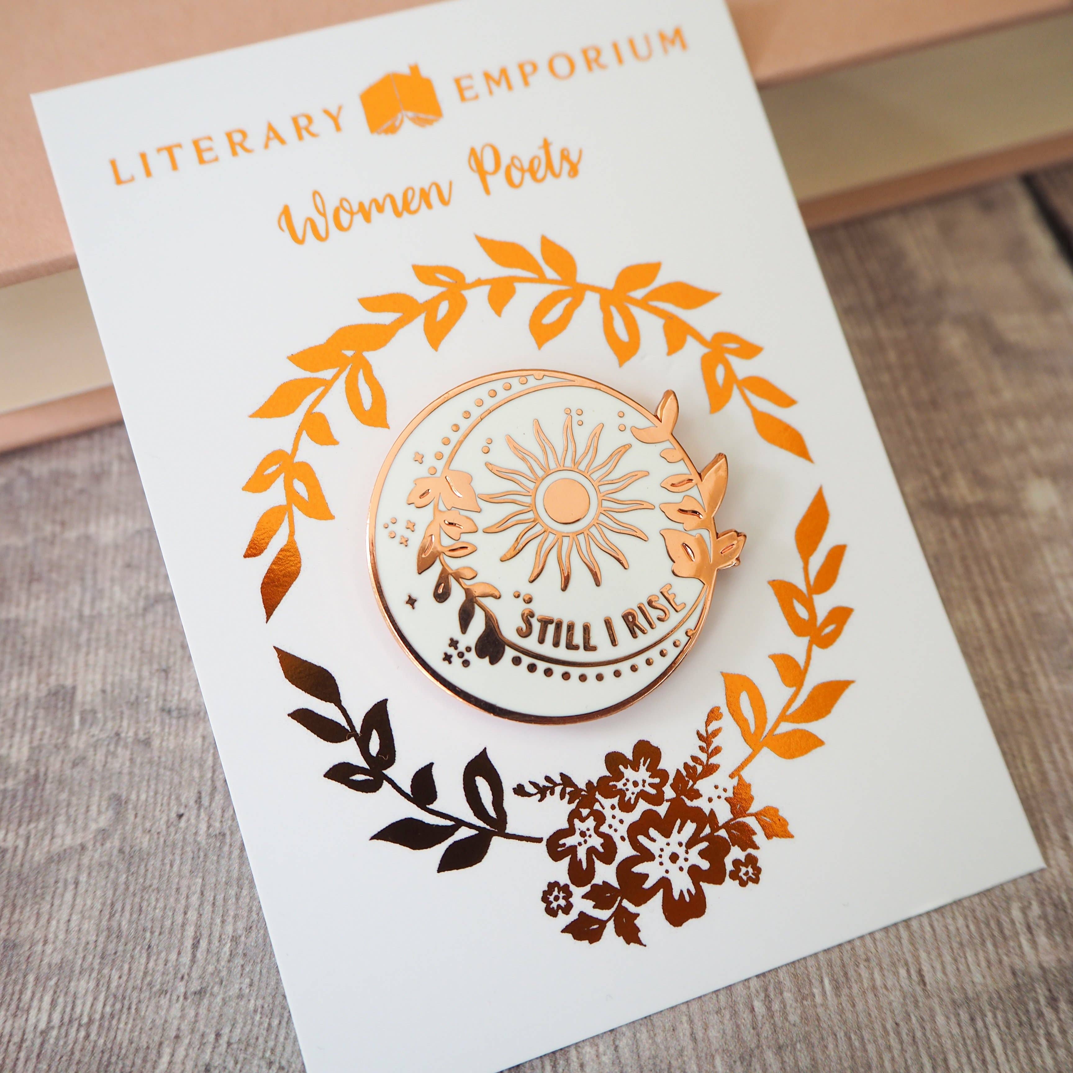 LiteraryEmporium – wholesale Nål och knapp för kavajslag – Dr Maya Angelou™ Still I Rise sol - emaljerad nål i roséguld1