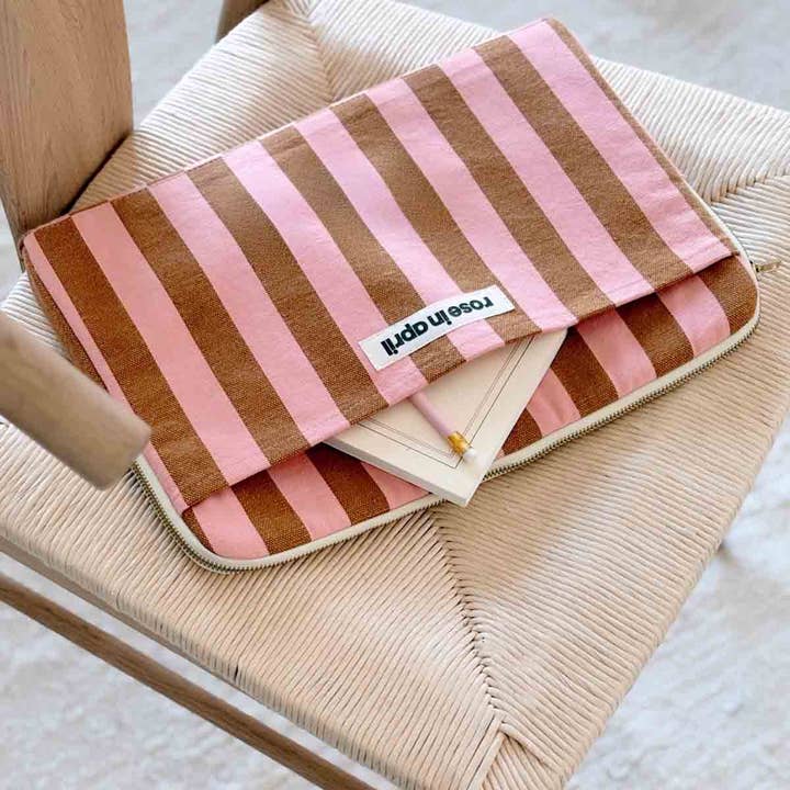 Rose in April - Vendita all'ingrosso Custodia per laptop/tablet - Donna - CUSTODIA PER COMPUTER 13/14'OTTAVA RIGA CARAMELLO/FRAGOLA