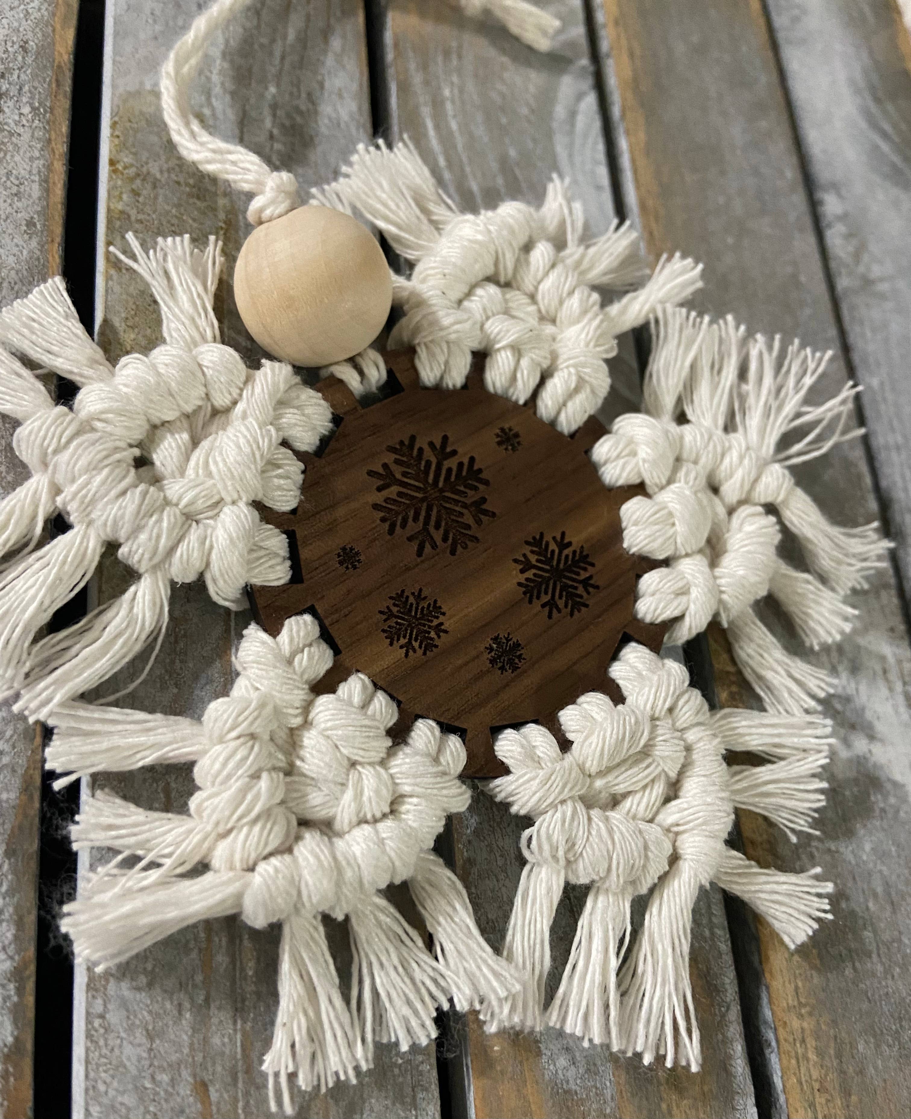 Chickadee Creations - Vente Objets de décoration - Ornement de Noël en macramé - floconnes de neige1