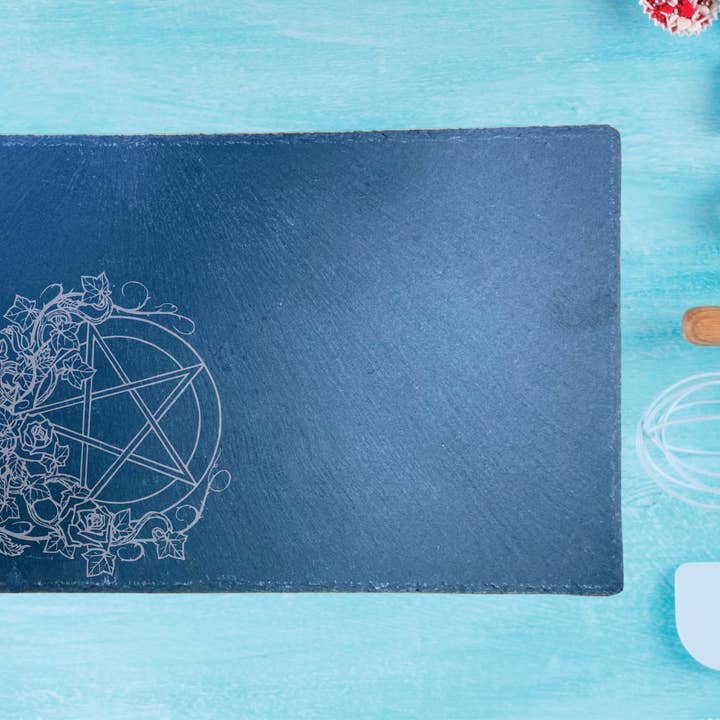 Three Witches Tea Shop - Vente Dessous-de-plat - Assiette chauffante en forme de pentagramme floral en ardoise gravée de 12 po
