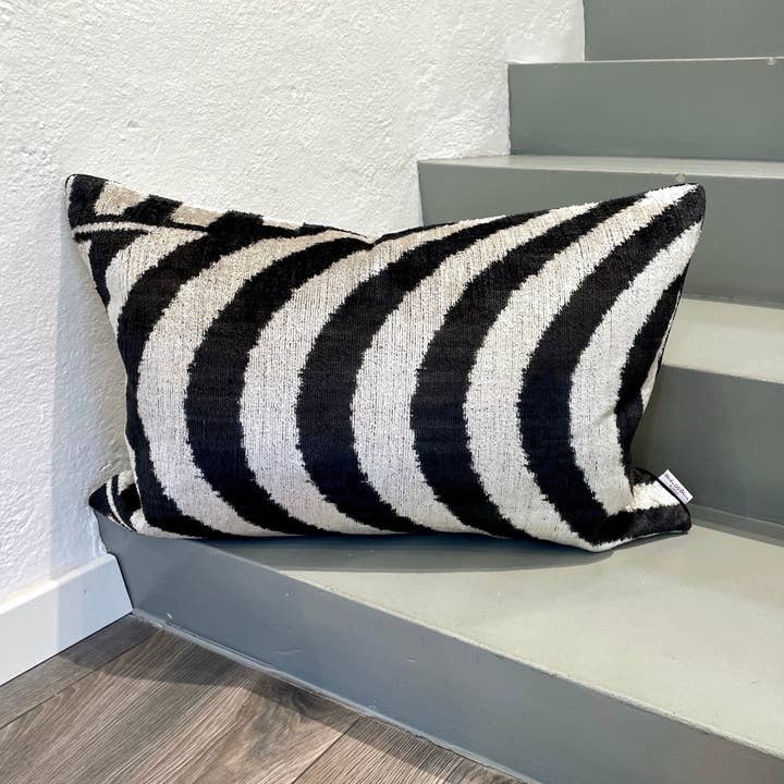 Housse de coussin Velvet Ikat motif requin pour la vente par Mila∞Miro by Emelie