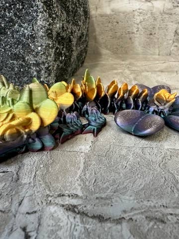 Baby Clover Dragon for engroshandel hos Studio 23 Designs