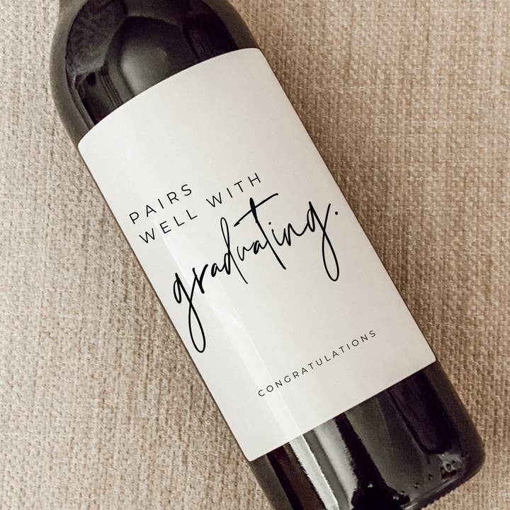 Afstudeercadeau, afstudeerwijnetiket, grappig afstudeercadeau, afstudeerkaart, cadeau voor haar, cadeau voor hem, gefeliciteerd Grad, klas van 2022 voor wholesale door the pretty little mess