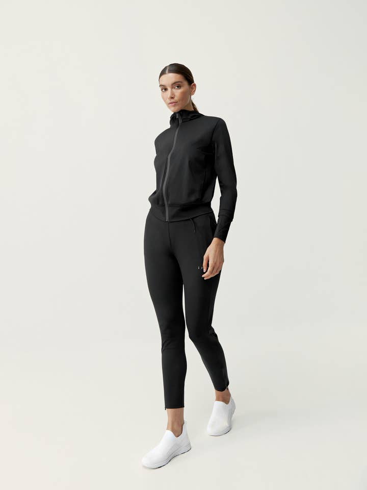 Airla schwarze Jacke für den Großhandel von Born Living Yoga
