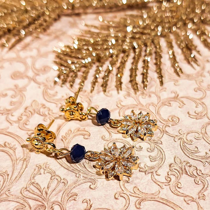 Perlenohrringe mit goldenen Anhängern und Strasssteinen für den Großhandel von Lydée Déco
