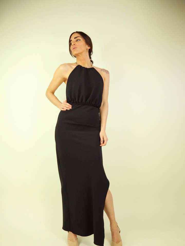 P3161 ROBE AMÉRICAINE LONGUE AVEC FENTE ET CHAÎNE NOIRE pour la vente par Moqette