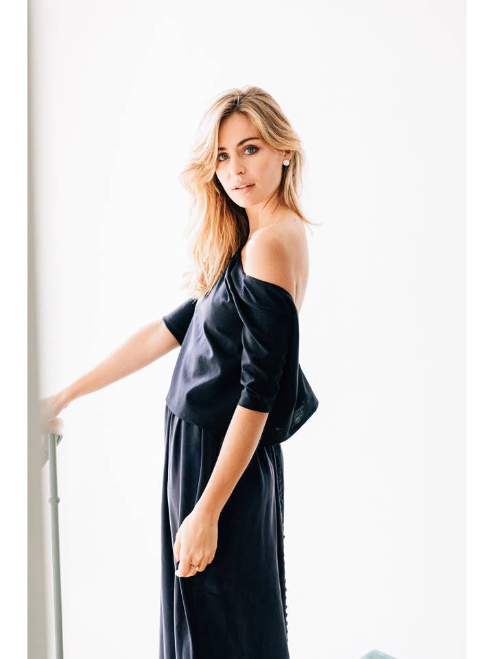 madame-en-soie – Engroshandel Top- og nederdelsæt - Dame – Sæt "Marina": Lang Nederdel og Backless Top i Sort Silke2