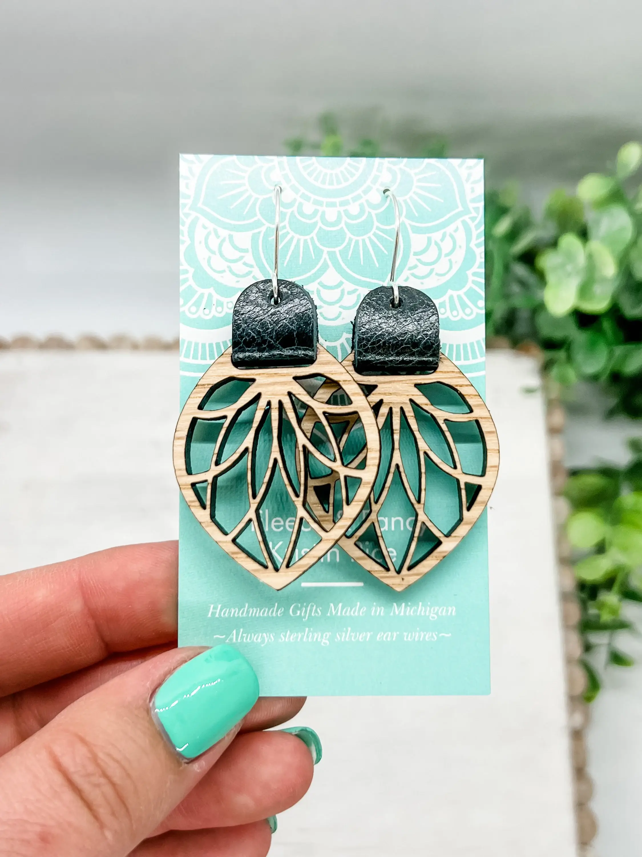 Fleece & Fancy – wholesale Hängande örhängen – Laser Cut Läderrem Filigran Trä Örhängen7