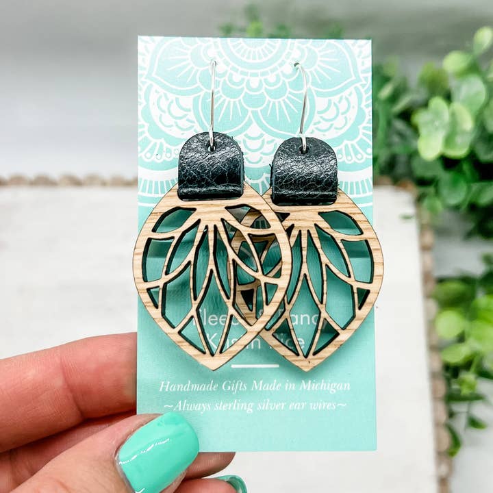 Fleece & Fancy – wholesale Hängande örhängen – Laser Cut Läderrem Filigran Trä Örhängen7