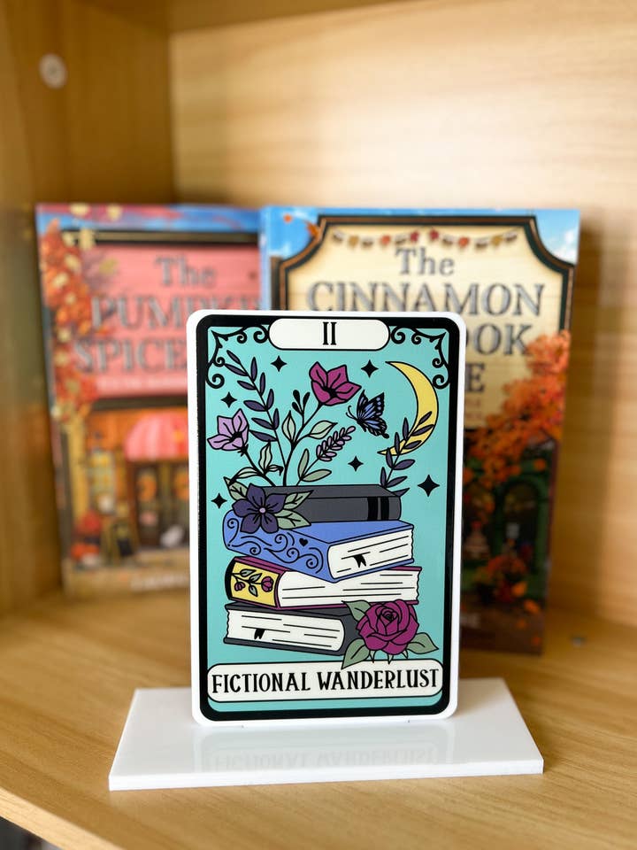 Fictieve Wanderlust tarotkaart met plank van acryl met standaard voor wholesale door The Bookish Bird Co.
