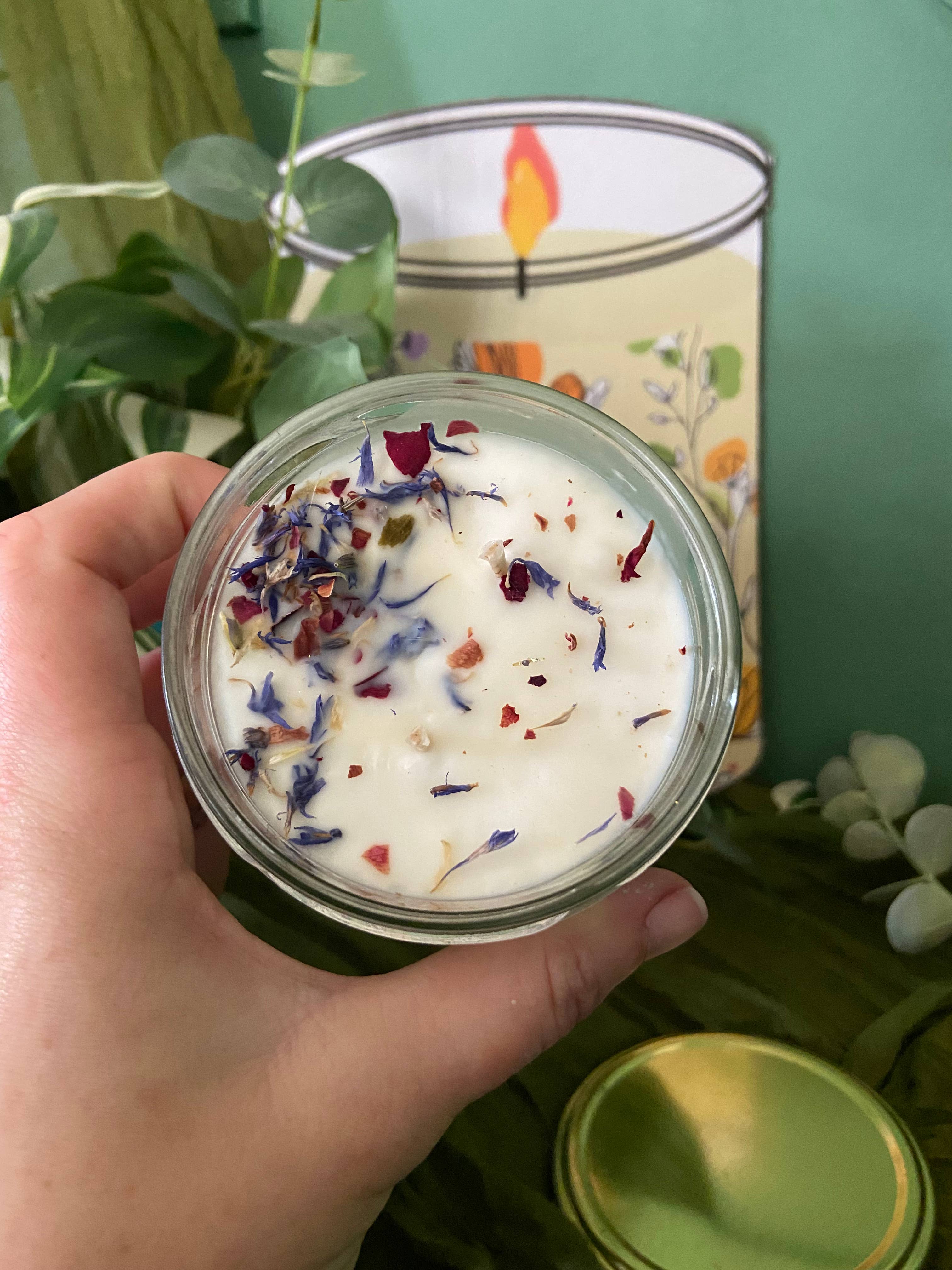 Lilium Blanc - Wholesale Jar/Filled Candle - Monoi de Tahiti Candle in Soy Wax & Flower Petals4