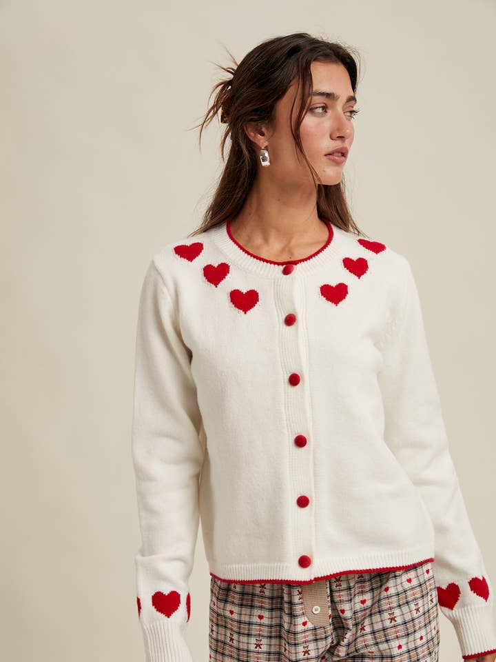 MAGLIONE CON DETTAGLIO CUORE E BOTTONI / WL25-11035 per la vendita all'ingrosso da parte di Wishlist Apparel