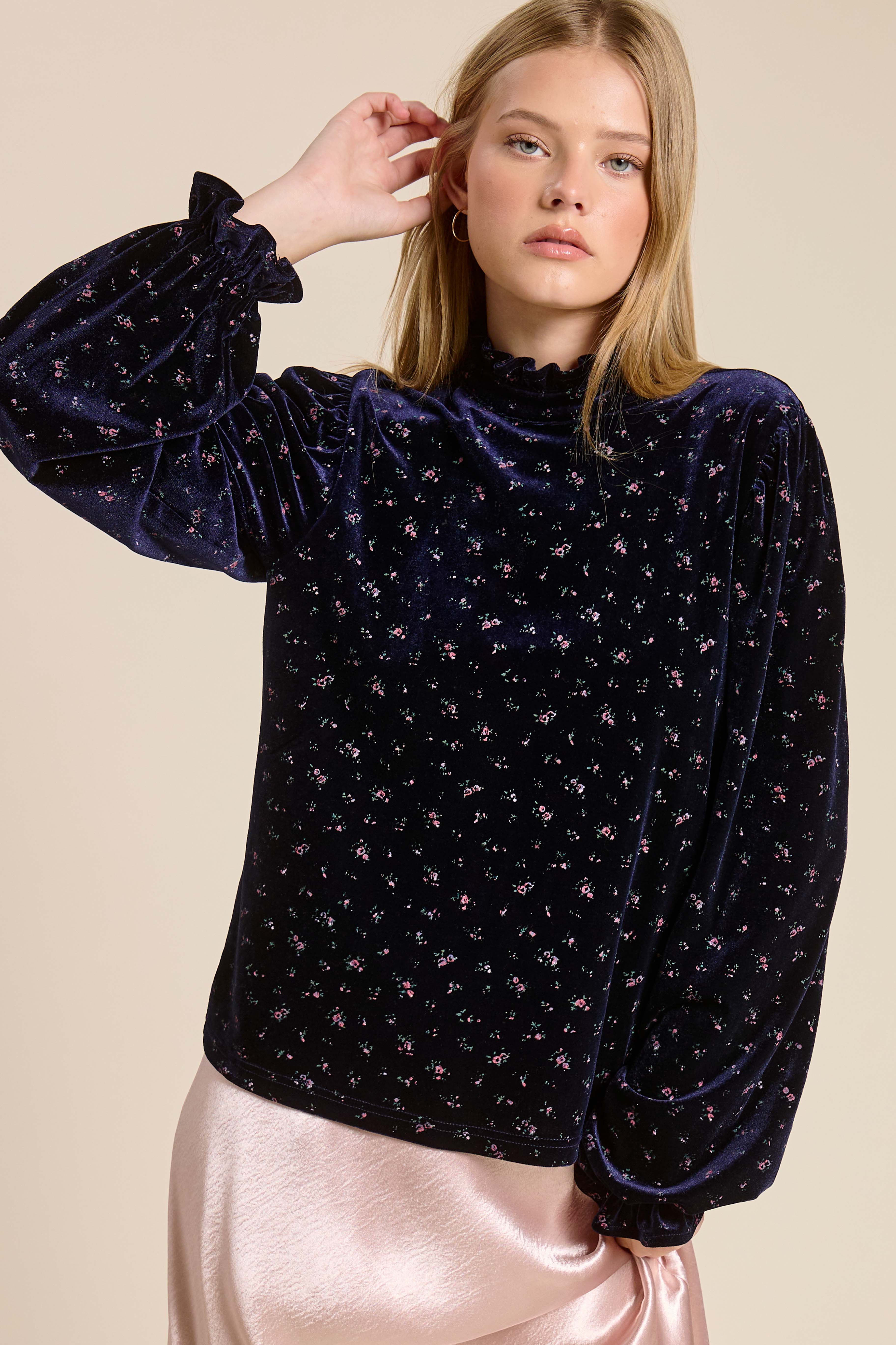 La Miel - Vente Chemisier – femme - HDT7718-Haut à manches longues avec col montant à volants en velours à motif floral16
