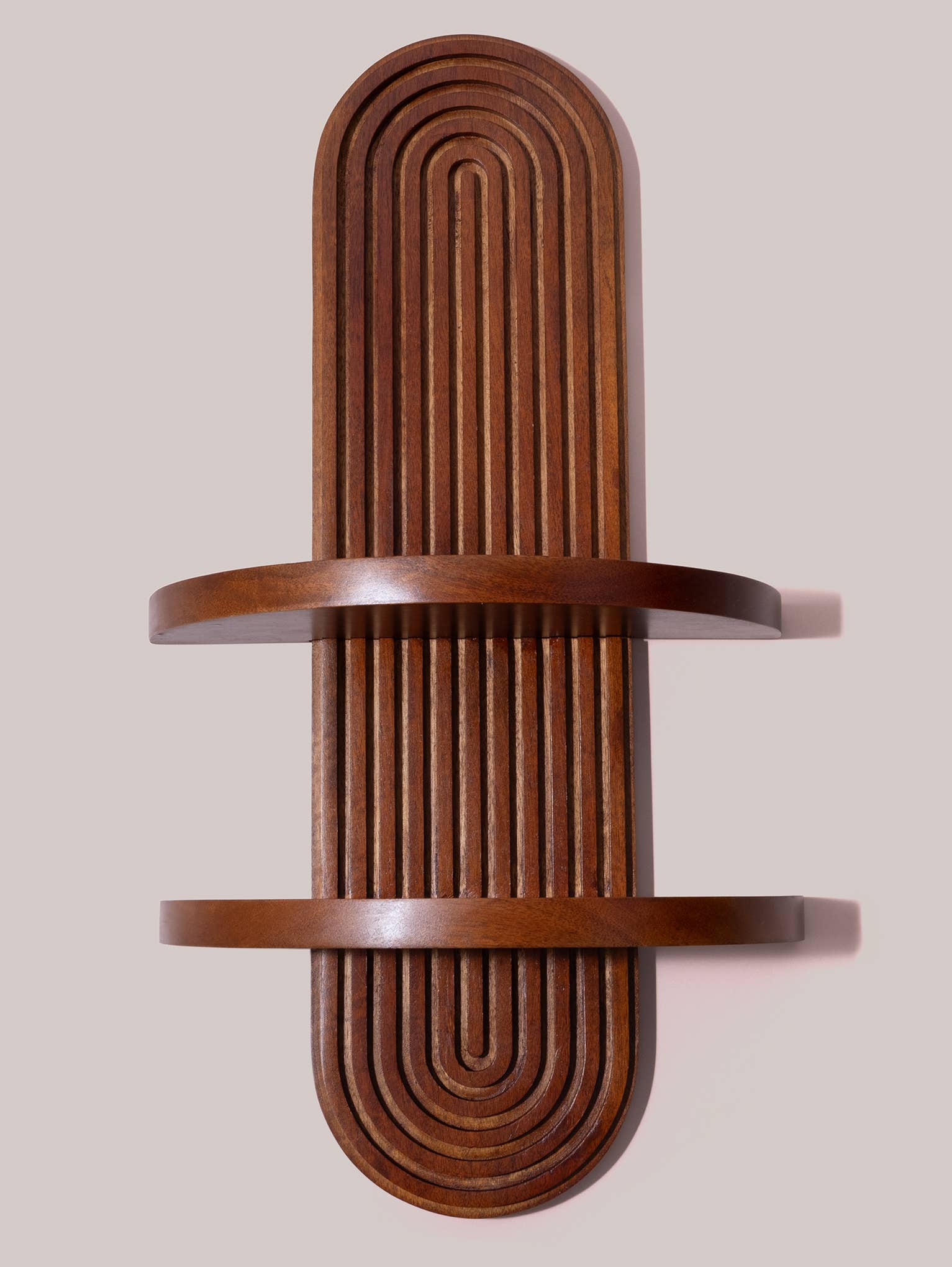 Made Market Co. – Großhandel Wandregale – Gebogenes Wandregal aus Holz im Mid-Century Modern Stil5