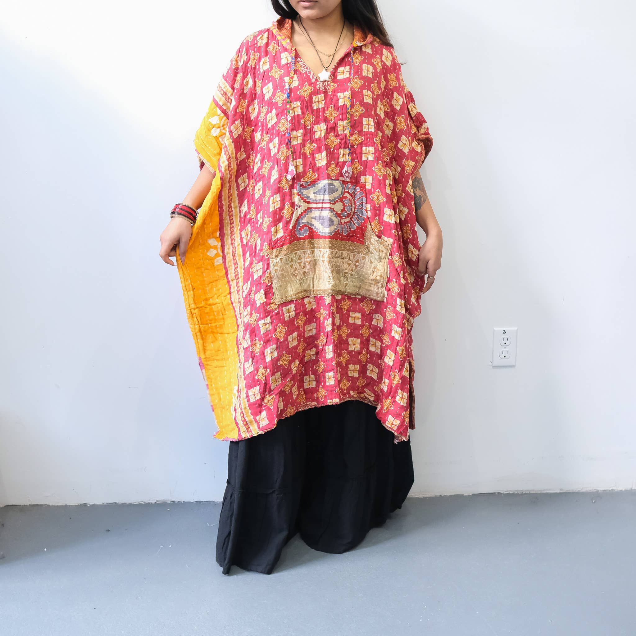 Karma Nepal Crafts – Engroshandel Poncho - Dame – Håndlavet Kantha Vendbar Poncho med Hætte18