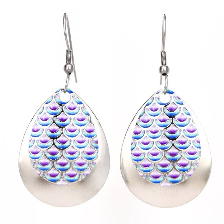 Boucles d'oreilles en forme de paon, violet lavande, bijoux multicolores pour la vente par Eye Catching Jewelry