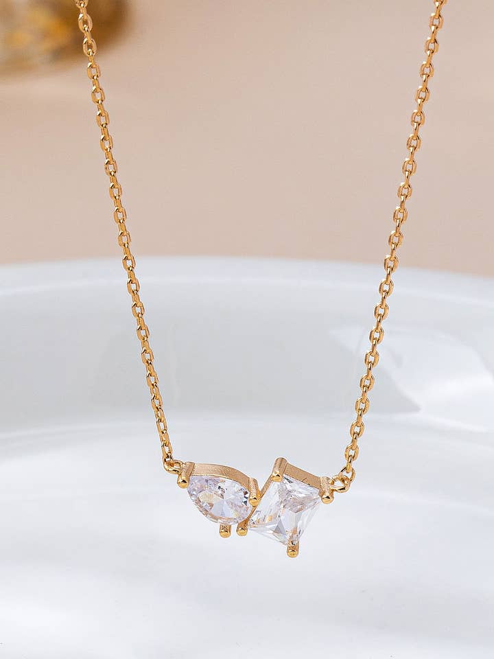 Collana con Pendente Rettangolare a Goccia di Cristallo | 80N92666 per la vendita all'ingrosso da parte di JOSSLYN by wall to wall