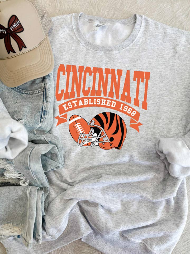 Cincinnati Voetbal Sweater of T-shirt voor wholesale door Hart and Hollow