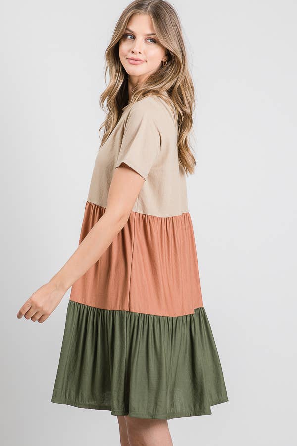 OLIV S/S NIVÅERAD GABI COLORBLOCK KLÄNNING för wholesale på Faire6