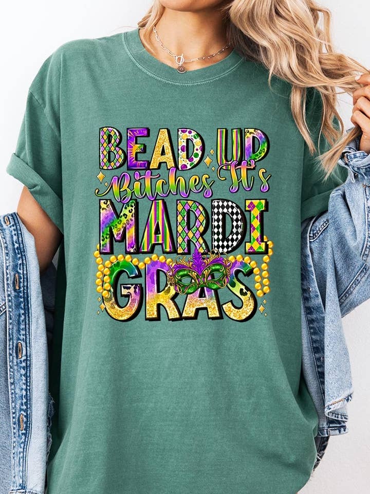 T-shirt teinté Bead Up Bitches It's Mardi Gras pour la vente par COLORBEAR