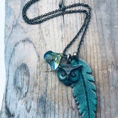 Collana con gufo verde con piuma e fiore per la vendita all'ingrosso da parte di Fuchsia Bloom Studio