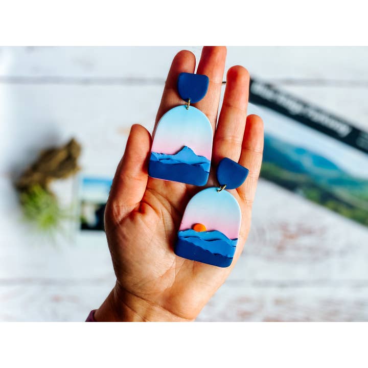 Boucles d'oreilles Blue Ridge Mountain, accessoire Virginia, Caroline du Nord, tenue de voyage, cadeau pour un parc national, aventure dans les Appalaches, Smokey Mountain pour la vente par Lauren Likes Art