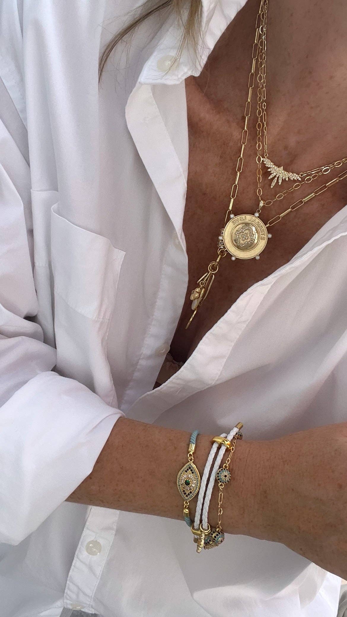 Boutique Suarez Co. - Wholesale Pendant/Charm Necklace - Soul Connection - Eternal Love Medallion Necklace 15” + 3”7