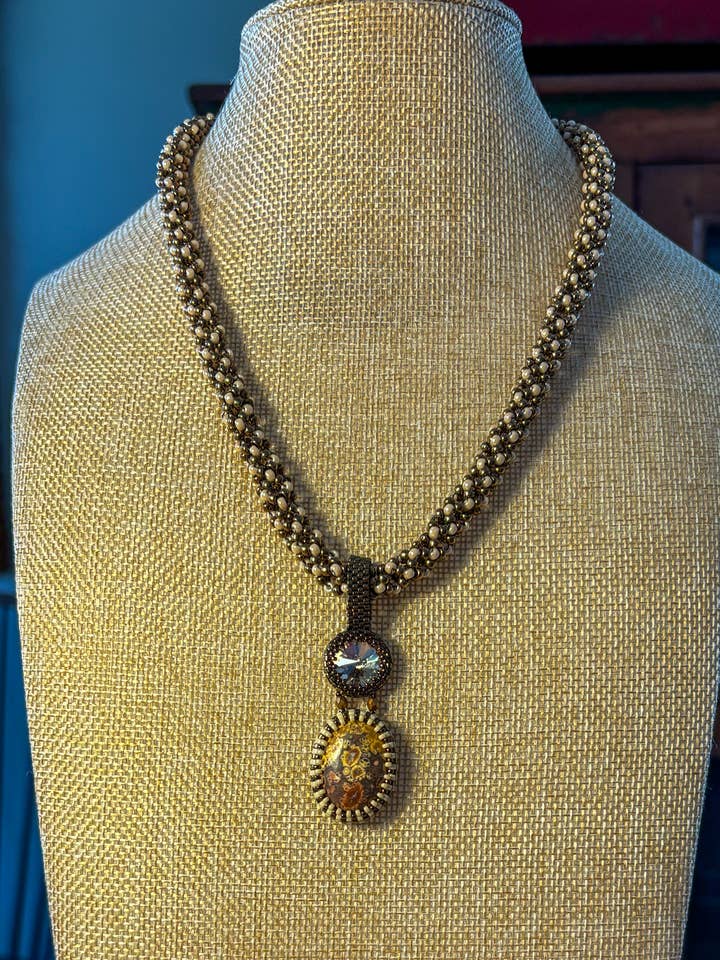 Colar com Cabochão de Jaspe com Bordado de Missangas e Rivoli de Topázio por atacado de Two Snowy Egrets