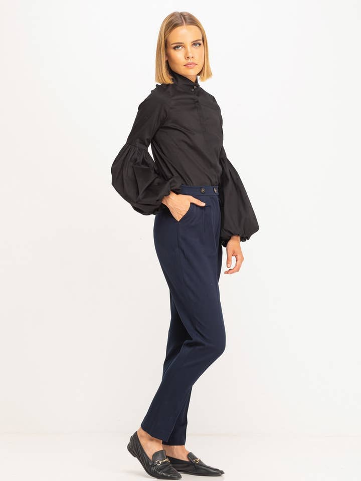 Bukser med klemmer og knapper for engroshandel hos Dolores Promesas