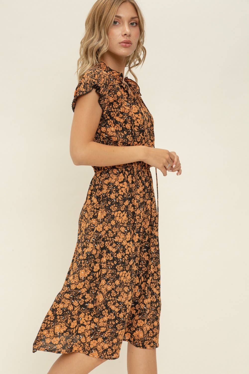 ZWART 32061-1 Midi-jurk met geplooide mouwen en bloemen print voor groothandel op Faire8