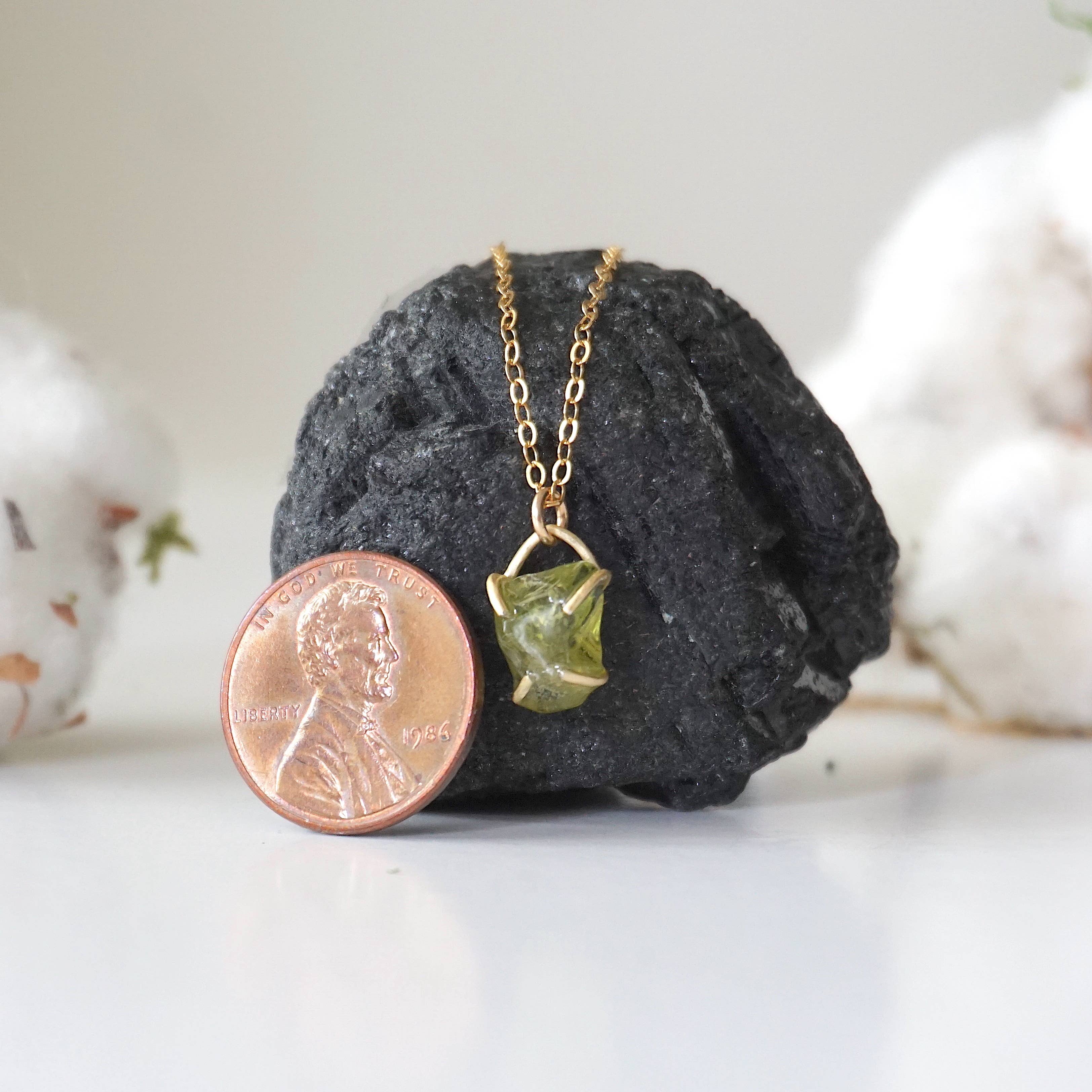 Raw Stone Elegance – wholesale Hänge-/berlockhalsband – Rå grön Peridot Crystal Charm Halsband, August Birthstone9